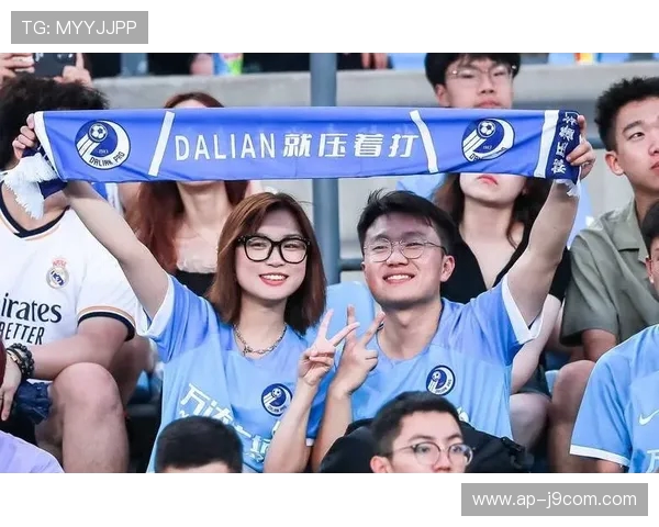 双面足球围巾引领球迷新风尚打造主客场皆宜的激情象征